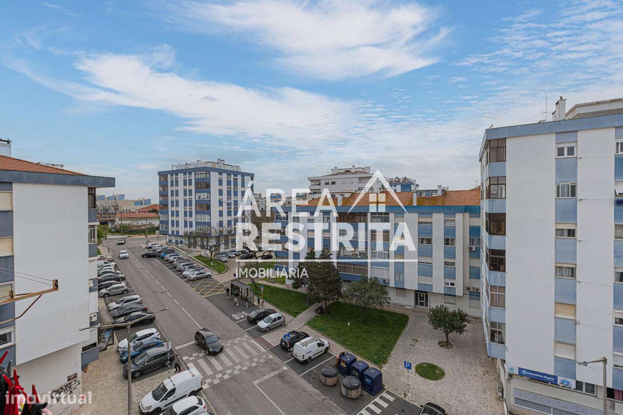 Apartamento T3 transformado em T2 no Seixal, Arrentela-0