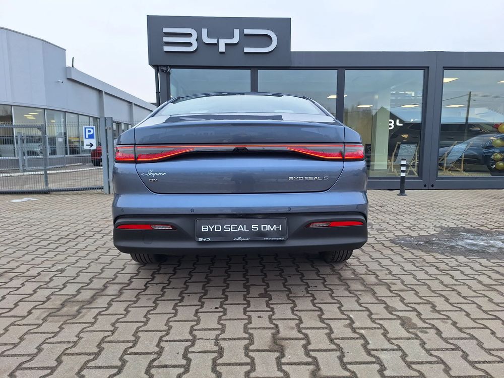 Zasięg 1050 km / Kamera cofania / Ekran 12,8 ''