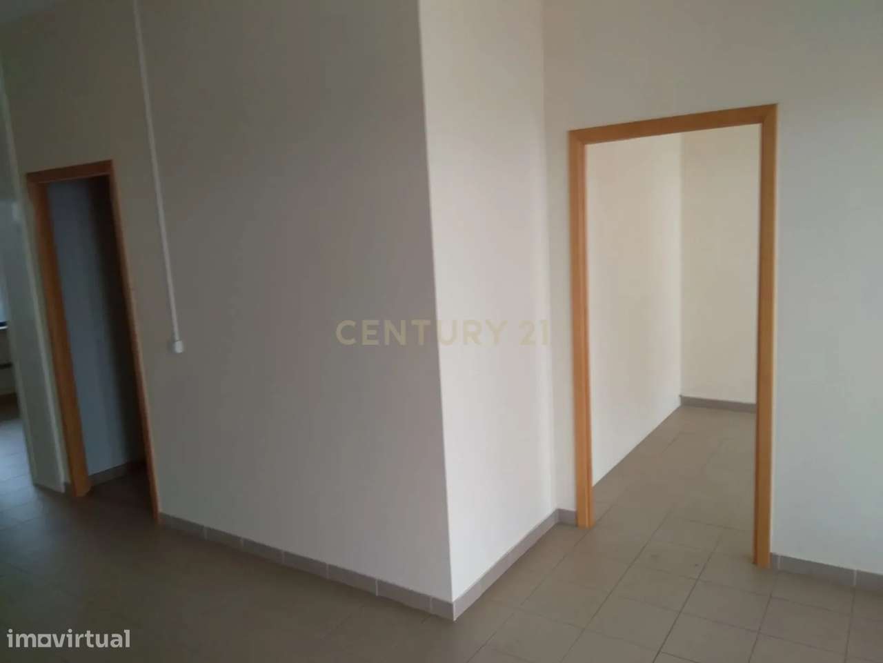 Loja com rendimento garantido a longo prazo e boa localização em Torre-12