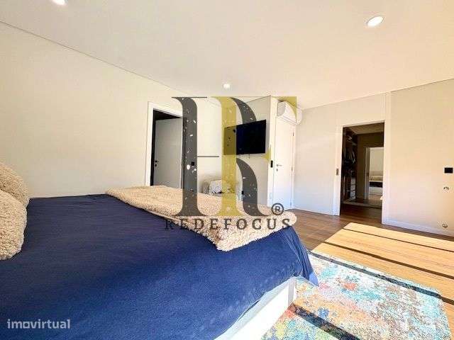 Moradia T4 de Luxo com Piscina e Jardim em Esmoriz-36