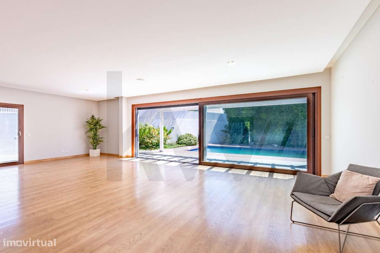 Moradia de sonho T4 com jardim, piscina e privacidade no coração de Ca-10