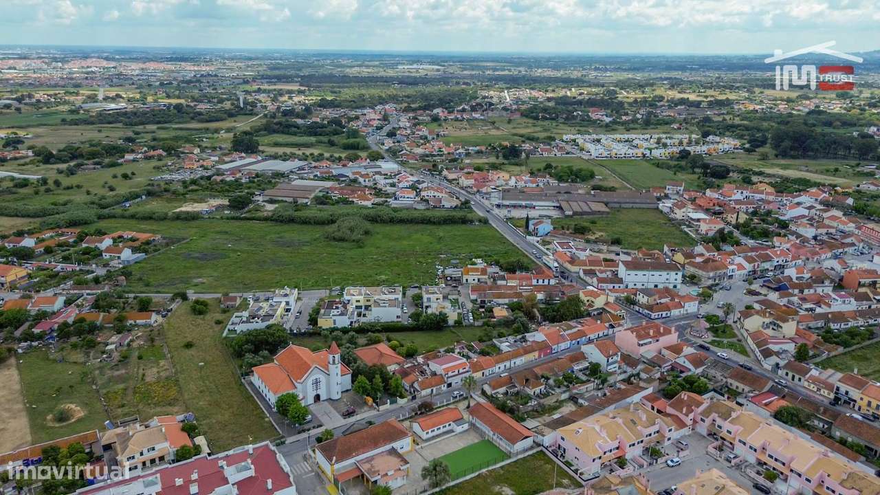 Moradia T4 com Suite, Garagem e Churrasqueira em Santo António da C...-38