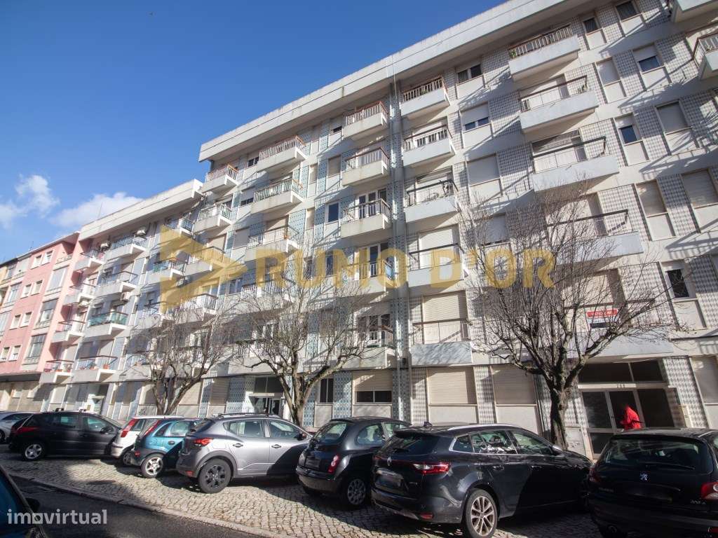 Apartamento T3 com Estacionamento Interno - Vila Franca de Xira-0