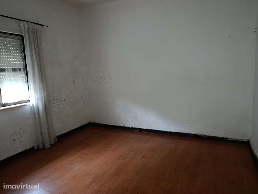 Moradia T3 geminada, com quintal, em Santa Clara, Coimbra - Grande imagem: 4/32