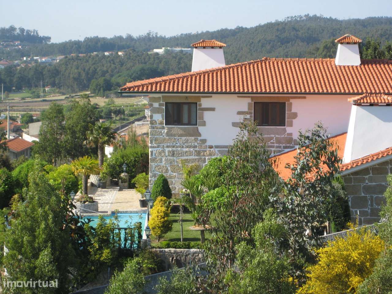 Moradia T4 com piscina e jardins-2