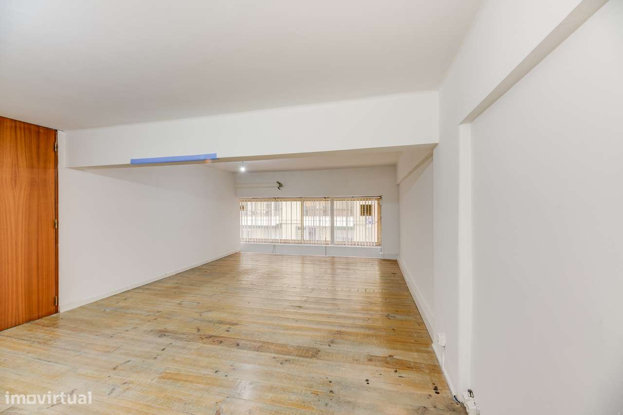 ESPAÇO COMERCIAL REMODELADO | PRONTO A FUNCIONAR | SACAVÉM-16