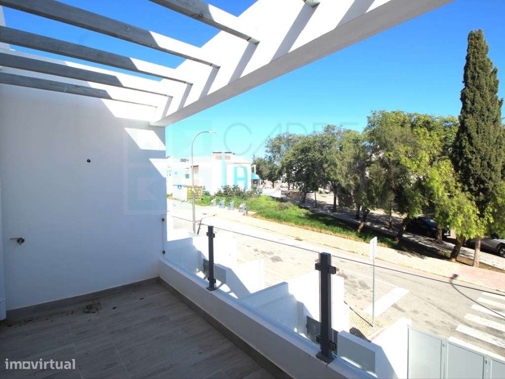 Moradia T2+1 Moderna com Terraços e Estacionamento.-12