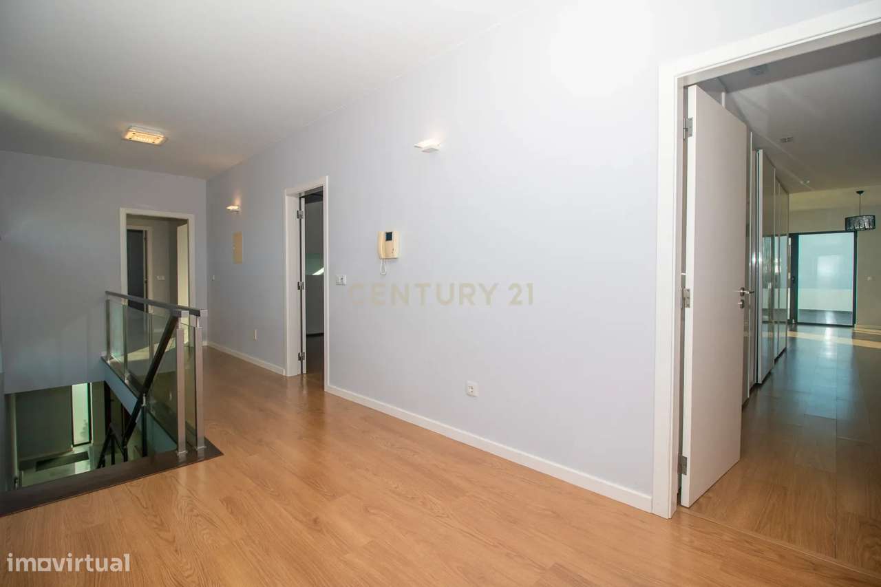 Viva o Luxo à Beira-Mar: Moradia Espetacular T5 com Piscina na Deslumb-26