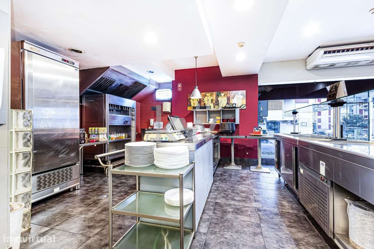 Restaurante e pastelaria em funcionamento localizado na Avenida 25 de - Grande imagem: 3/22