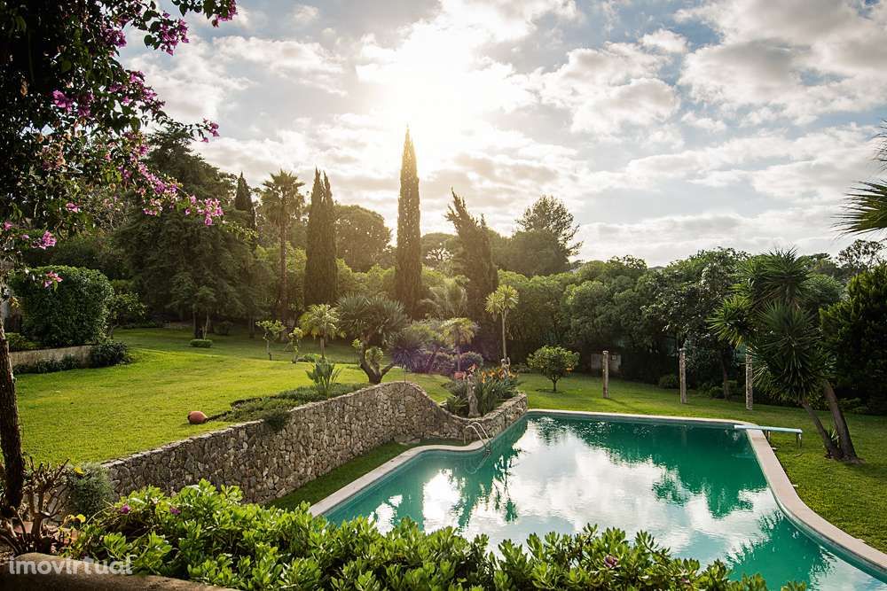 Palacete do séc. XVIII, com jardim e piscina para venda em Almada