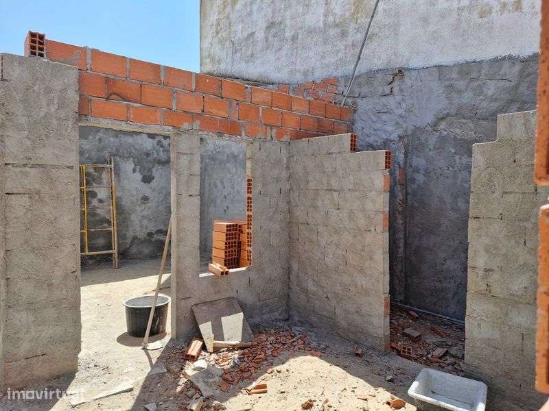 Terreno Urbano com 2 casas em Vale de Santarém - Grande imagem: 5/8