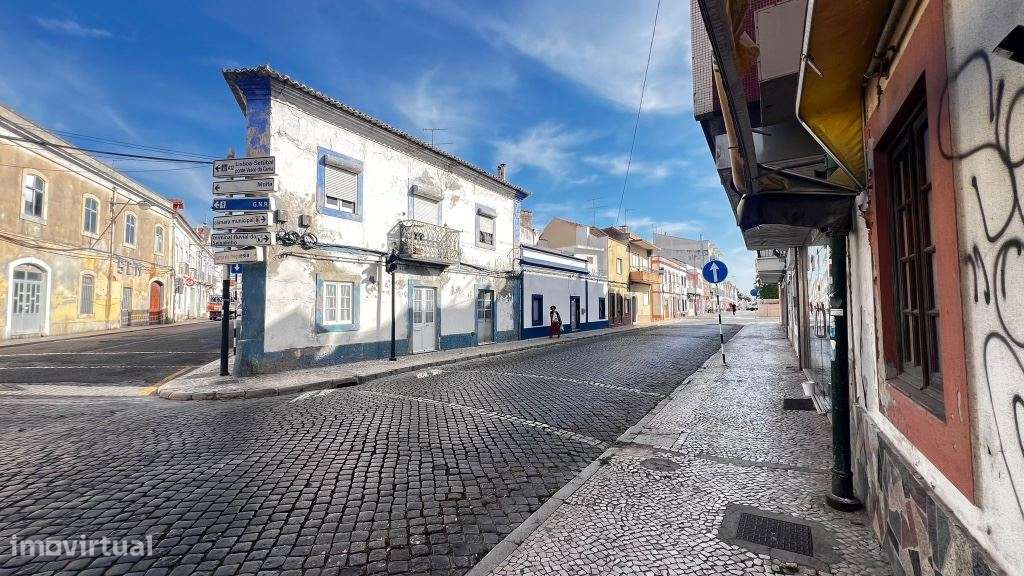 Pizzaria e Habitação no 1º andar no Centro do Montijo - Para renovar-4