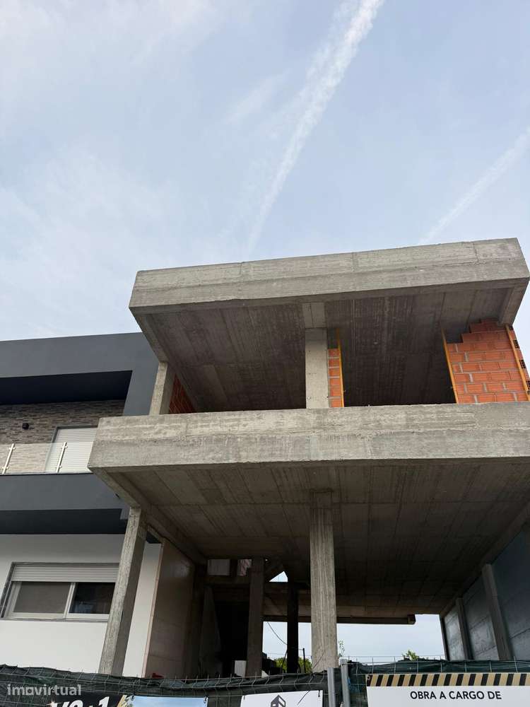 Moradia T3 +1 Em Sarilhos Grandes, com piscina.-9