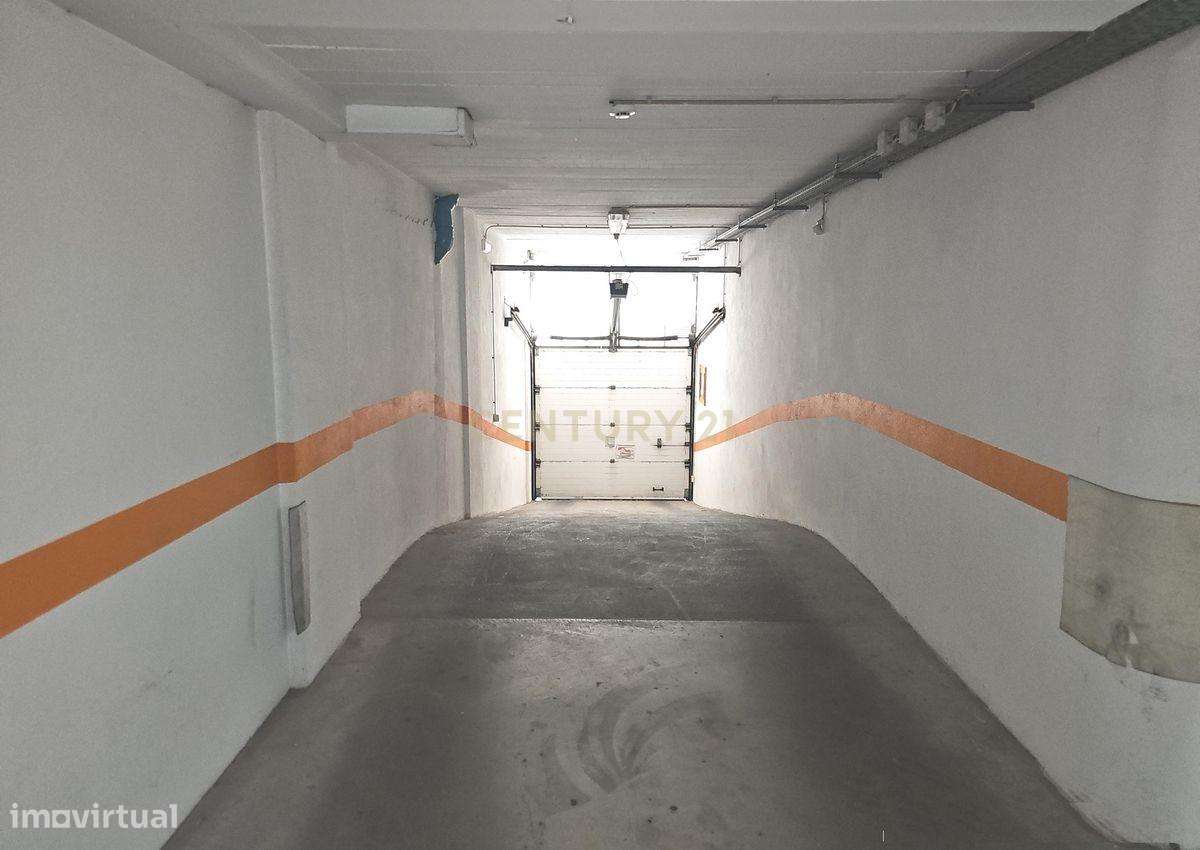 Oportunidade Única em Massamá – Garagem Ampla com Potencial de Oficina - Grande imagem: 3/12