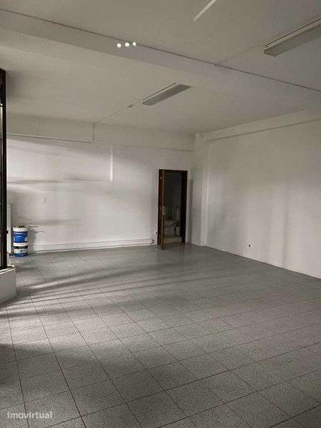 Loja grande Ed. Tem Tem frente ao tribunal de Penafiel - Grande imagem: 5/7