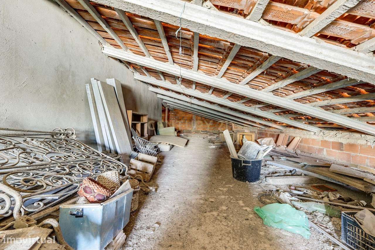 Moradia com Terreno Amplo e Vista Mar na Carvoeira-24