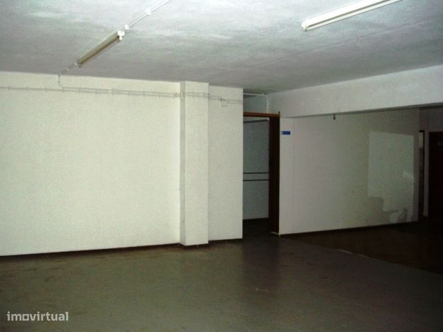 Vendo Garagem/Armazém Junto ao seminario em Leiria-12