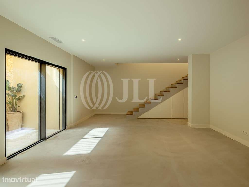 Moradia T3+1 com jardim, piscina e garagem, no Estoril-32