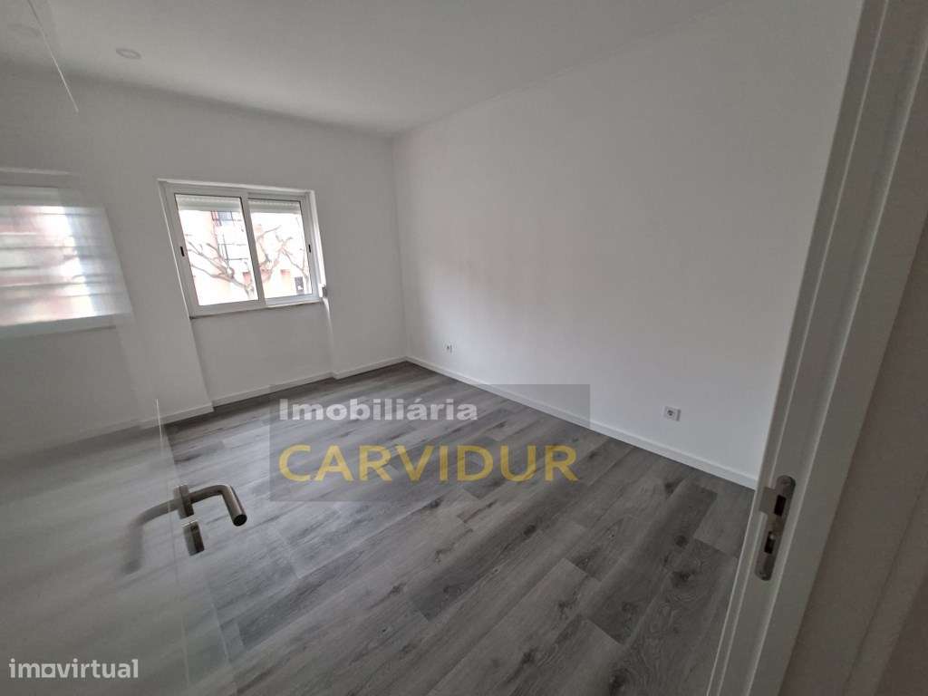 Baixa da Banheira T2 totalmente remodelado-16