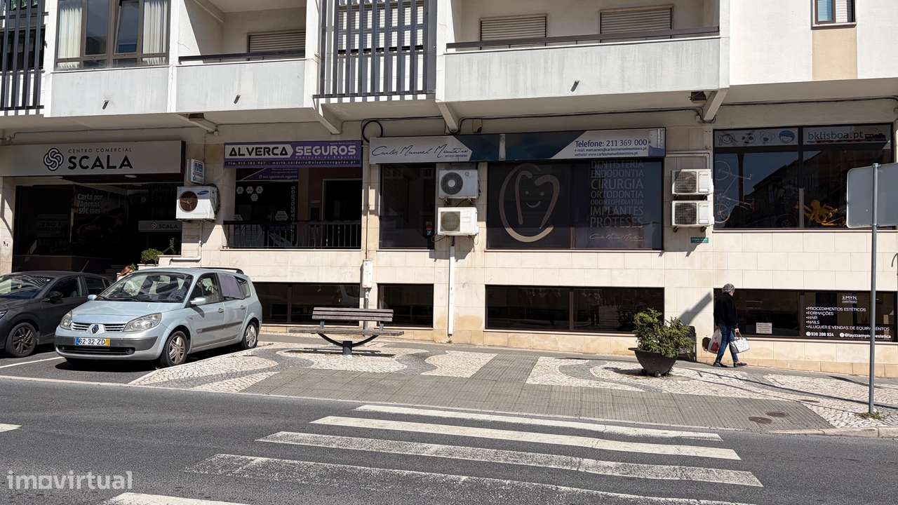 Loja Centro Alverca com Montras Generosas para a Rua Principal-11