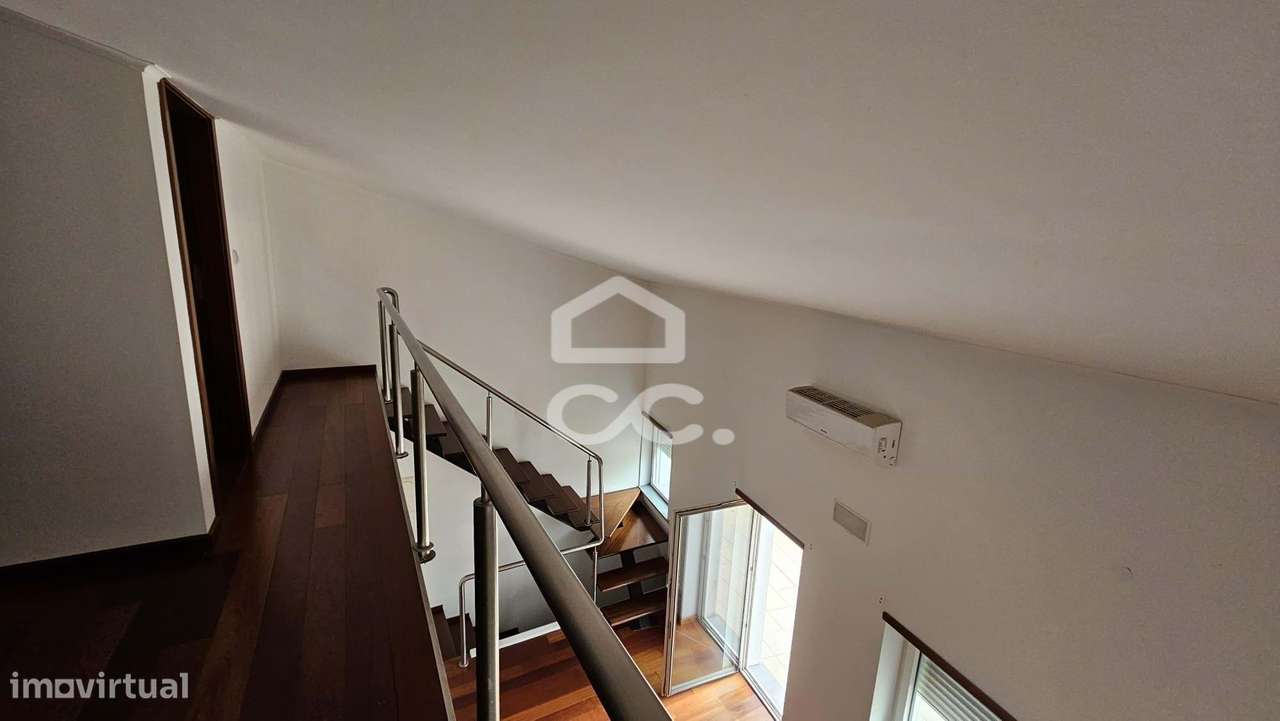 Andar de moradia V3 com terraço, localizada perto da biblioteca-17
