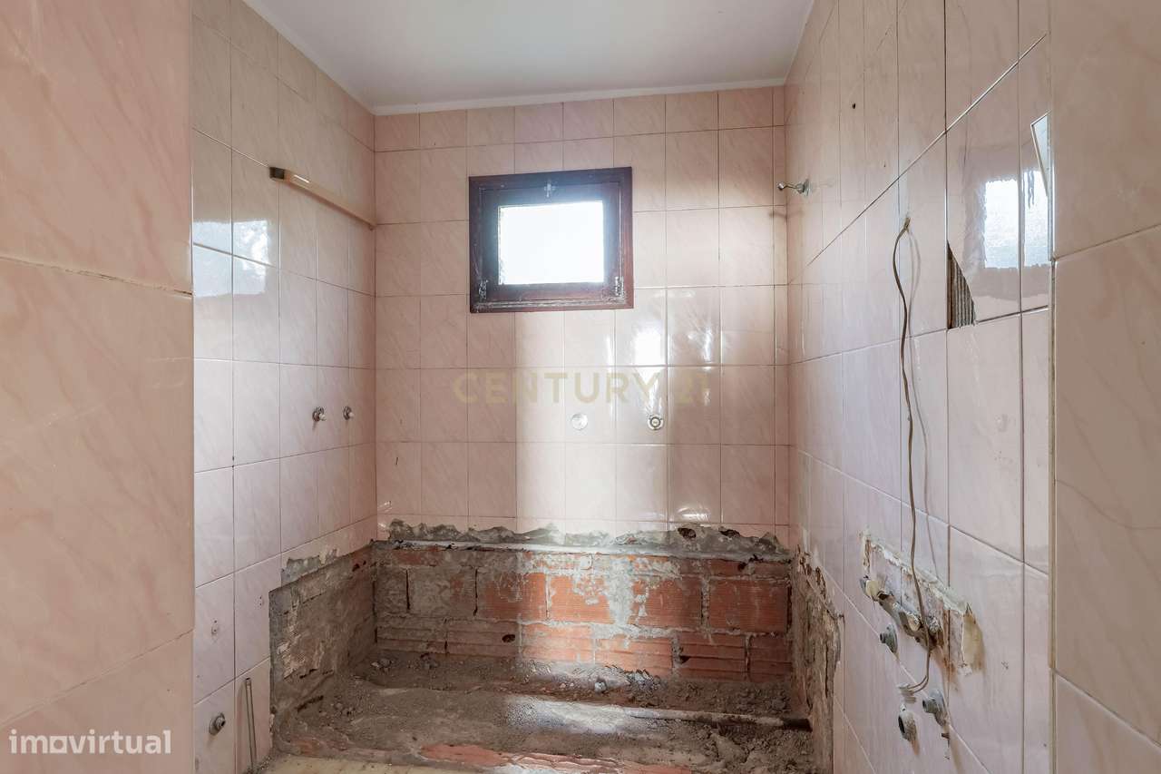 Moradia em Reabilitação com Terreno Amplo em Francos – Oportunidade Ún - Grande imagem: 2/23