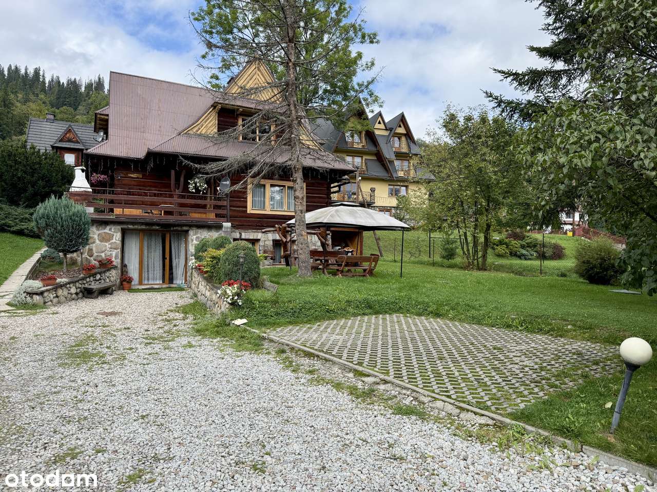 Działający pensjonat w bezpośrednim sąsiedztwie wyciagu Harenda-7