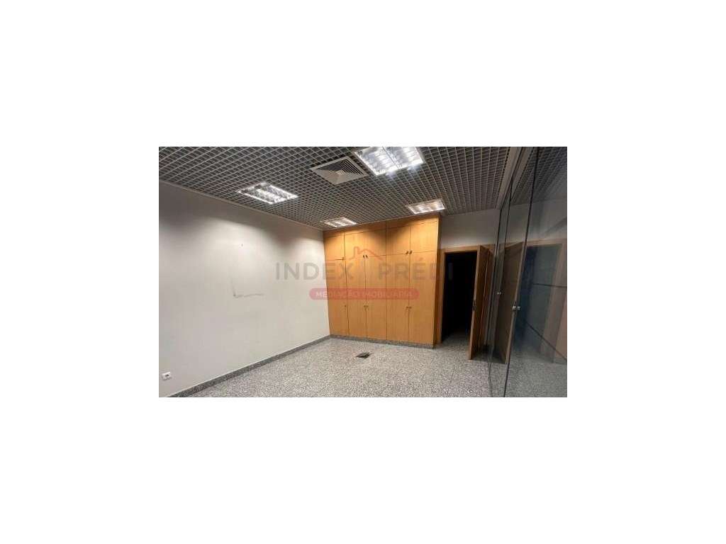 Ampla Loja com cave - Vila Nova de Poiares-5