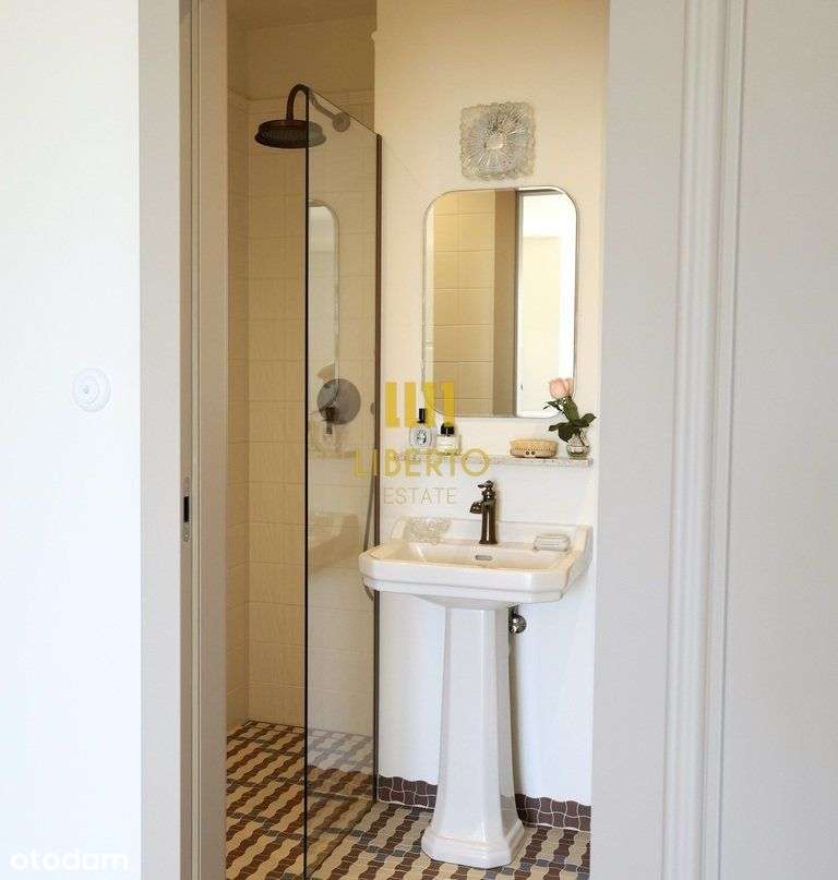 Zabytkowa kamienica - dwa balkony, widok, Ac-8