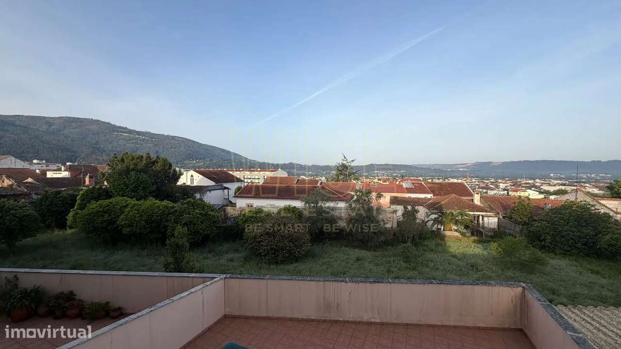 Apartamento T3 com  Garagem e Arrumo no Centro da Lousã-11