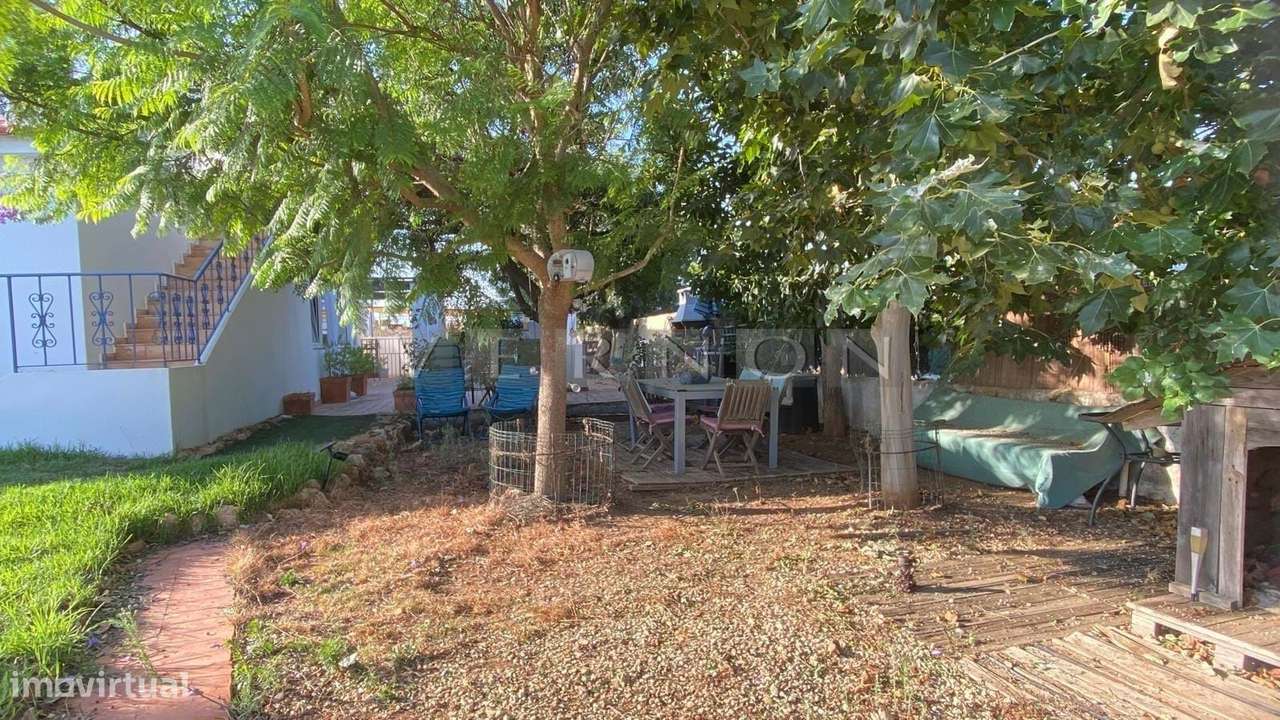 Charmosa e espaçosa moradia com 3 quartos e piscina para venda entre L-39