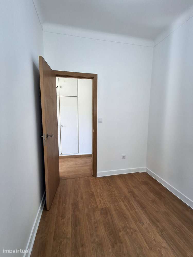 Apartamento T4 muito soalheiro, em zona central.-9