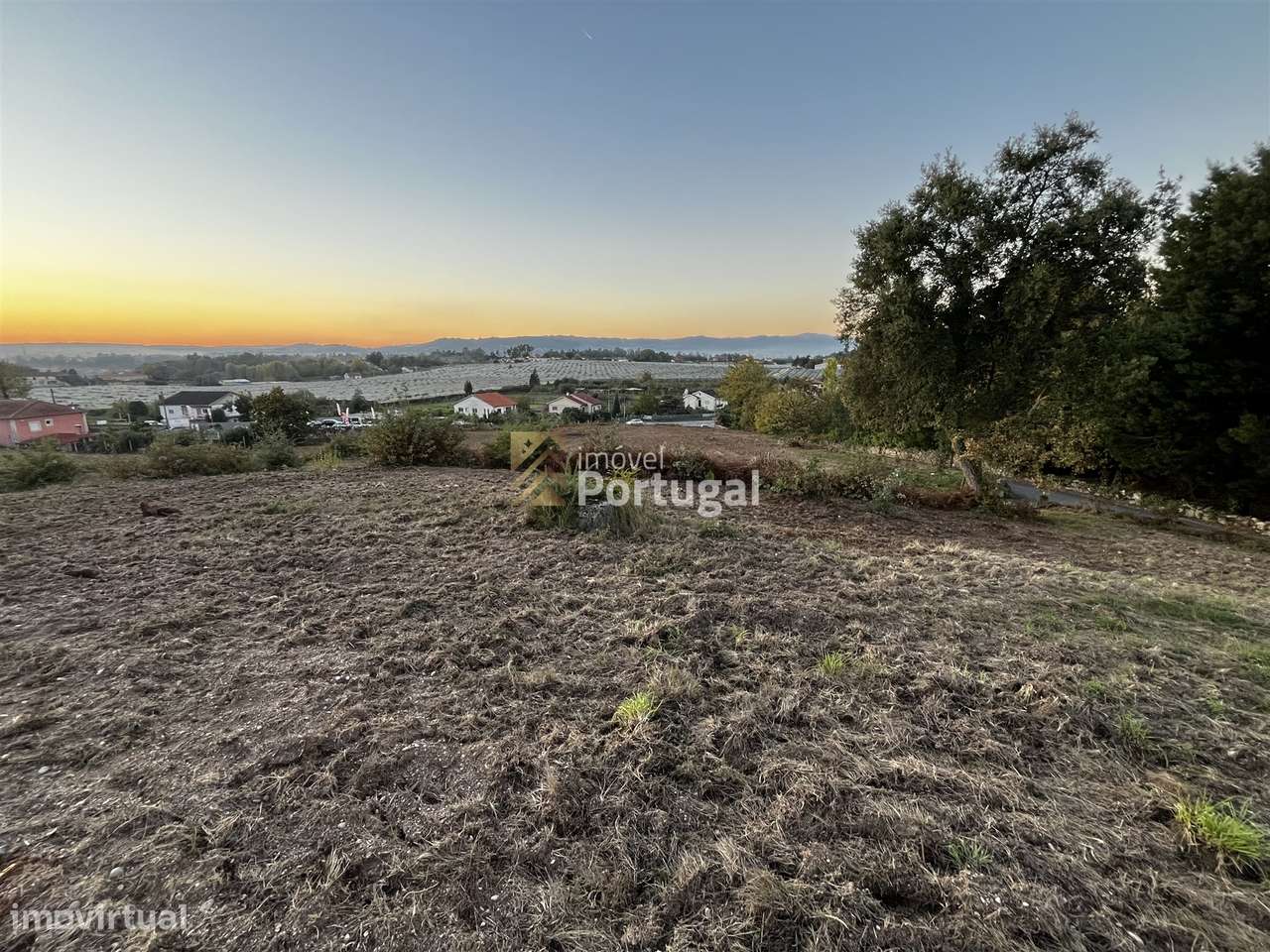 Venda Terreno 10.092,41m² para Construção Habitacional em Lago-18