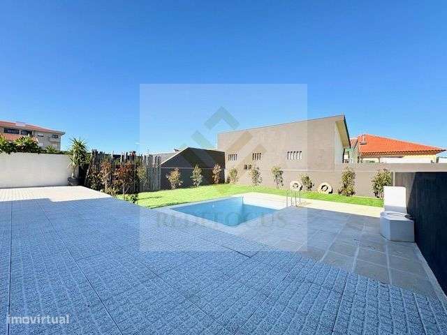 Moradia T4 de Luxo com Piscina e Jardim em Esmoriz-52