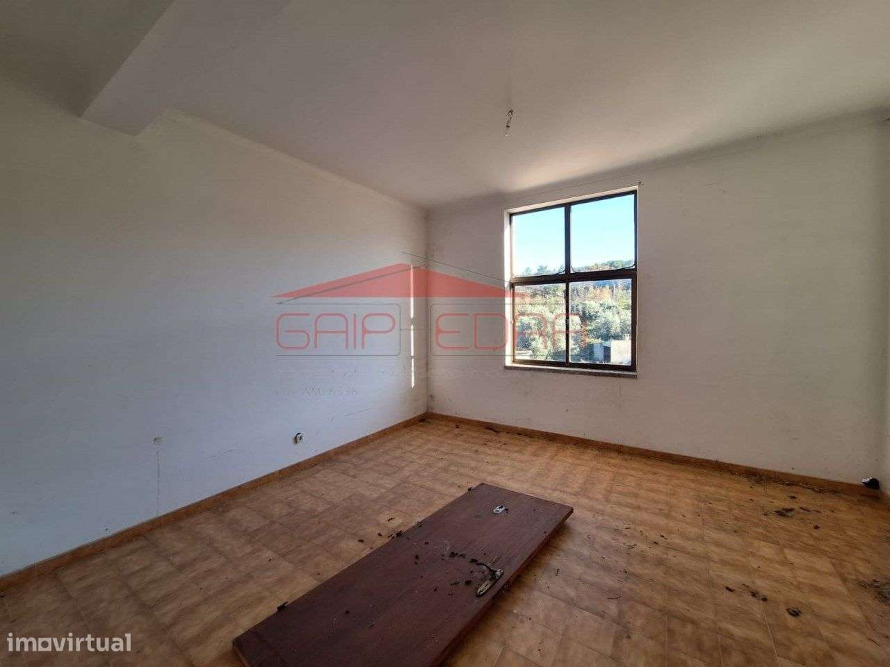 Moradia T4 com garagem e lareira perto das montanhas-17