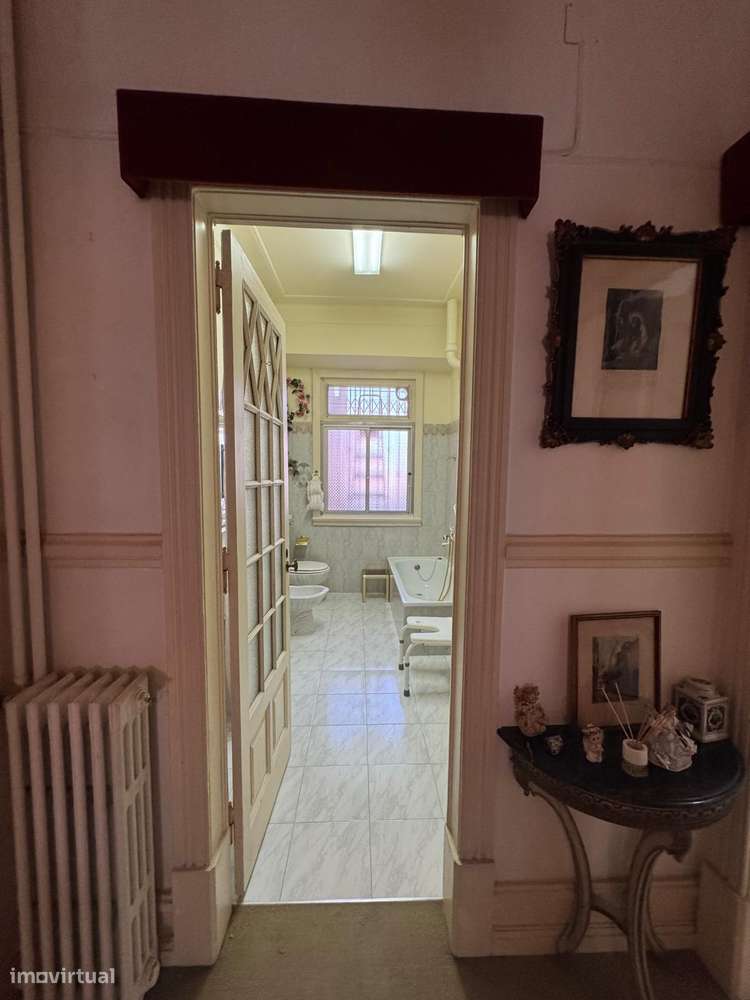 Charmoso Apartamento Familiar de Época com Excelente Potencial-17