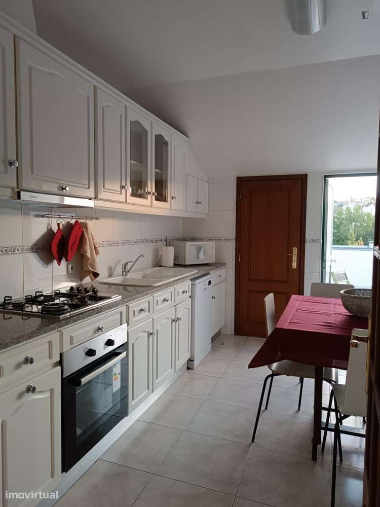 Quarto - localizado em Leiria - Grande imagem: 4/18