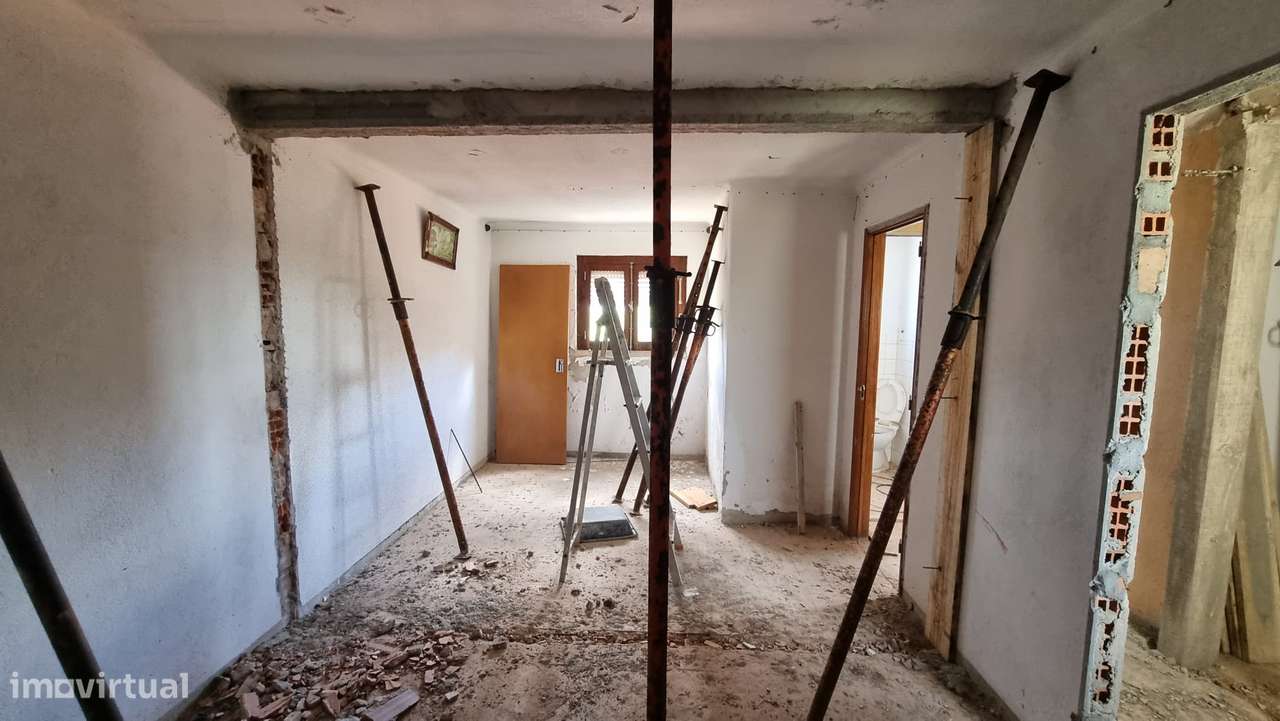 2 Moradias para remodelar com logradouro - Carvalhal Benfeito-16