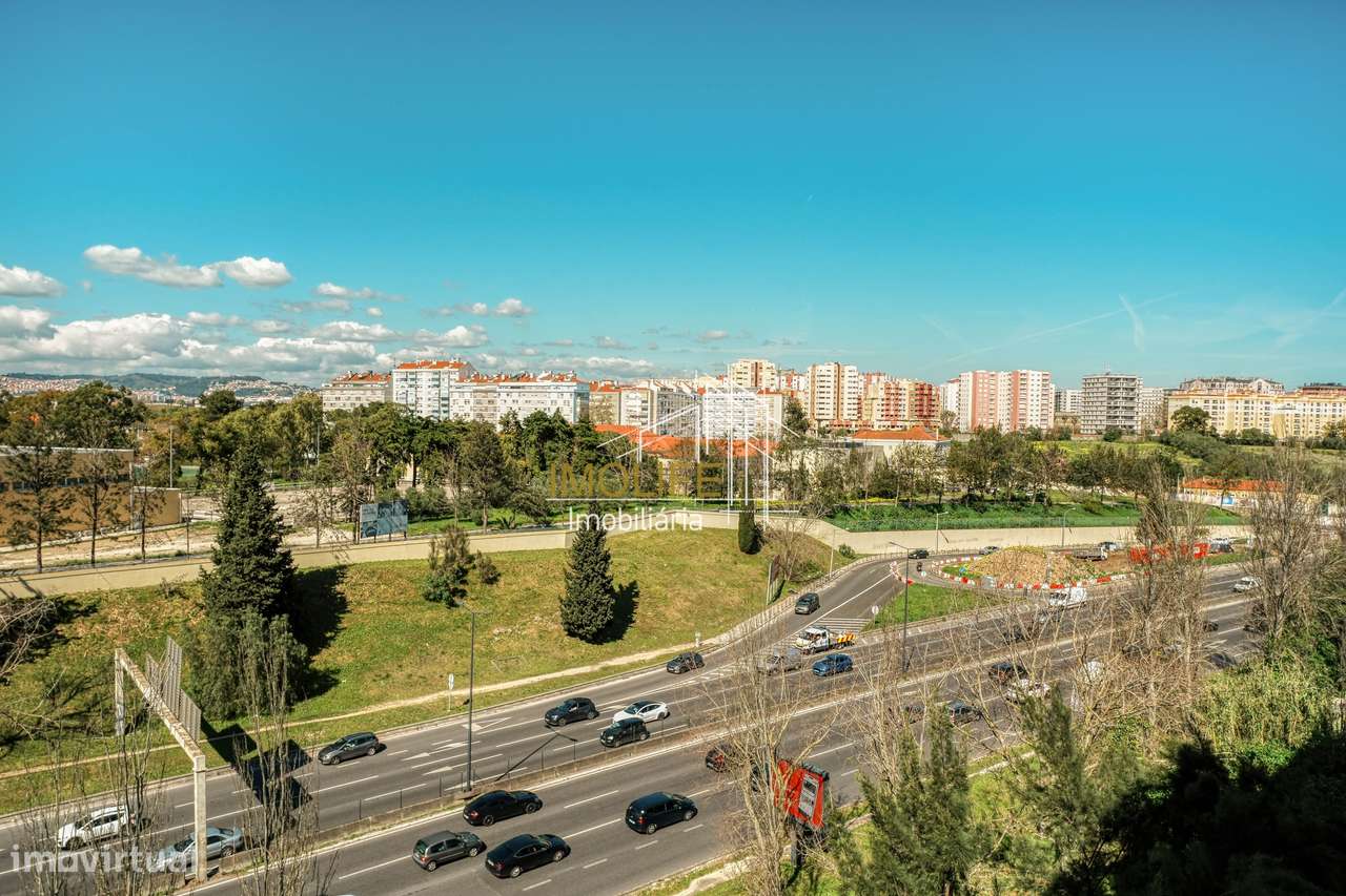 Apartamento T2 com Vista Desafogada em Benfica-37