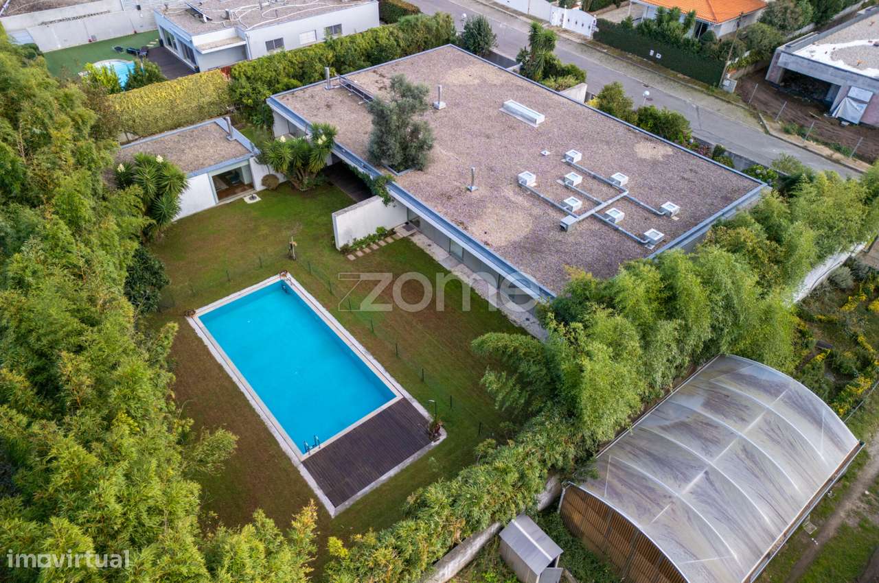 Espaçosa moradia térrea T6+1 com piscina e jardim privativo em V N F - Grande imagem: 5/60