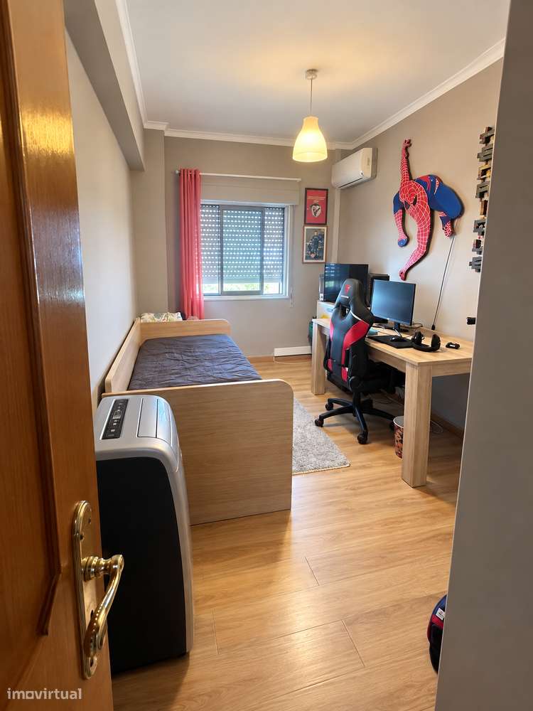 Apartamento T3 com varanda e garagem em Cacém-7