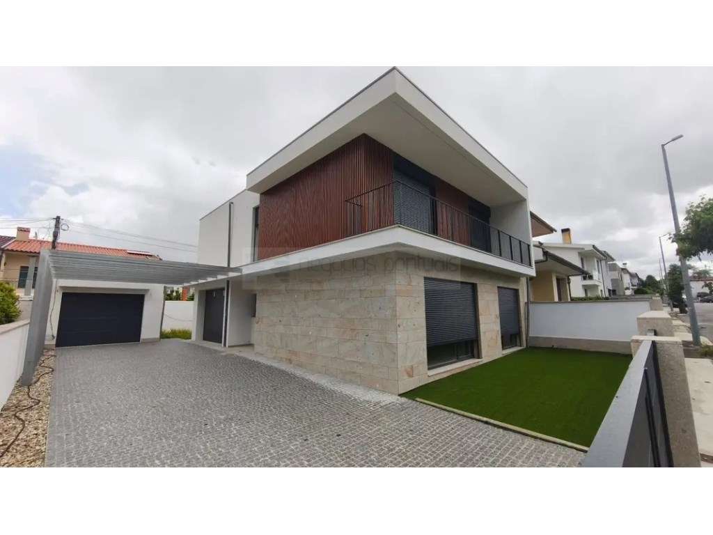 Moradia Geminada T4, com 2 suites-16