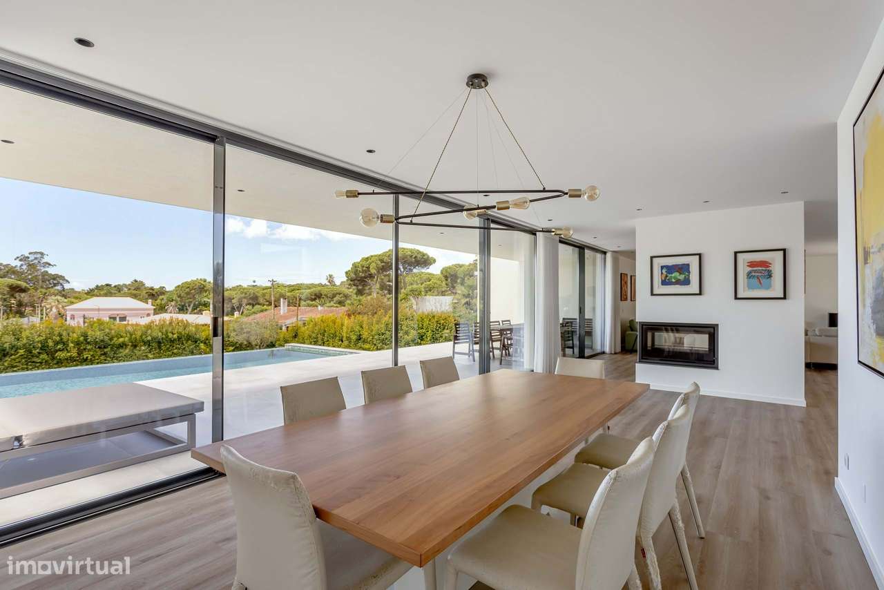 Moradia T4 contemporânea com jardim e piscina no bairro da Martinha, E-31