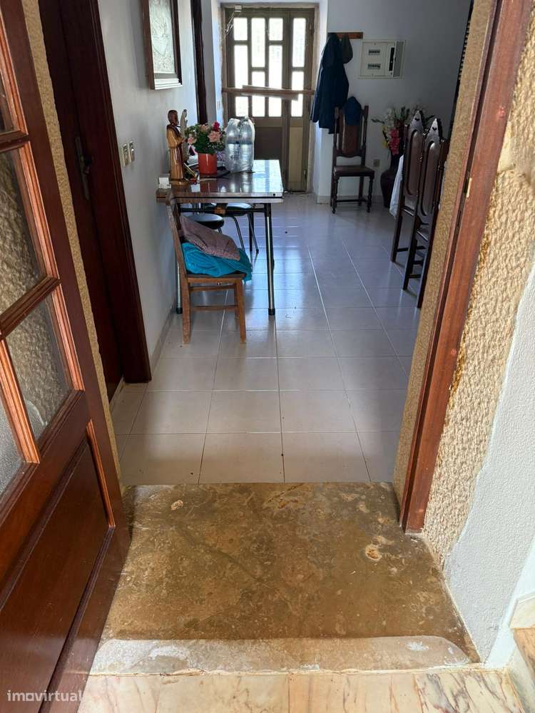 Moradia antiga com terreno, furo de agua e painéis solares aquecimento-19