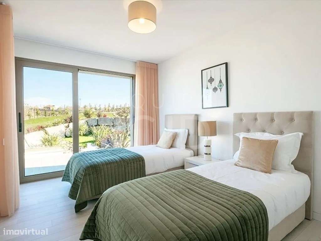 Moradia T3 de Luxo com Piscina Privativa-13