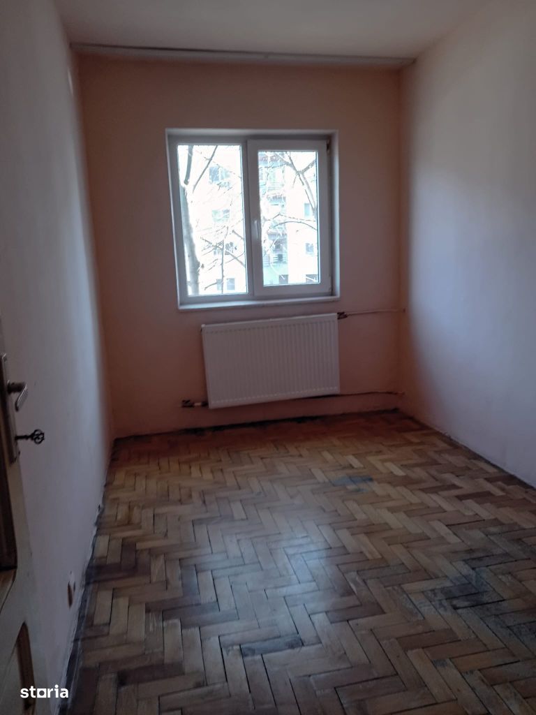 Apartament de vanzare 3 camere etaj 1 zona Decebal