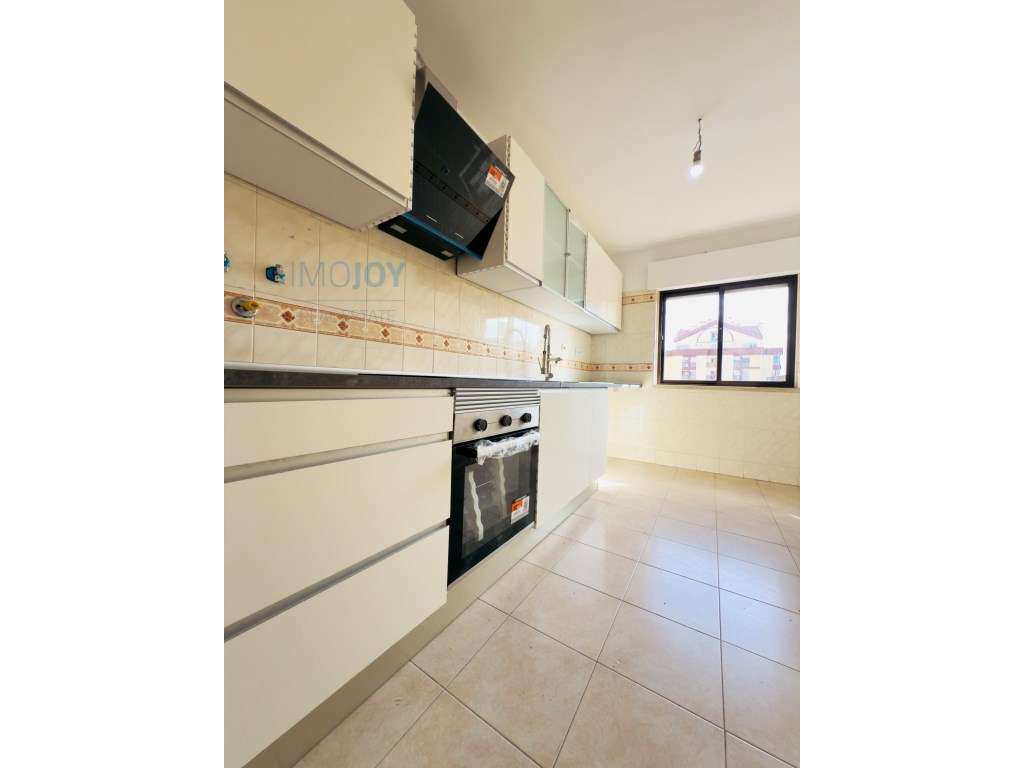 Simpático Apartamento T2 para Venda na Tapada das Mercês - Grande imagem: 5/28