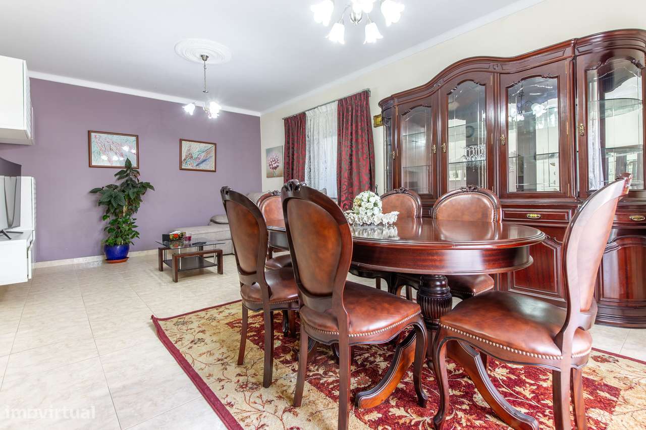Moradia Bifamiliar com 2 Apartamentos T1 para Habitação e Rendimento-6