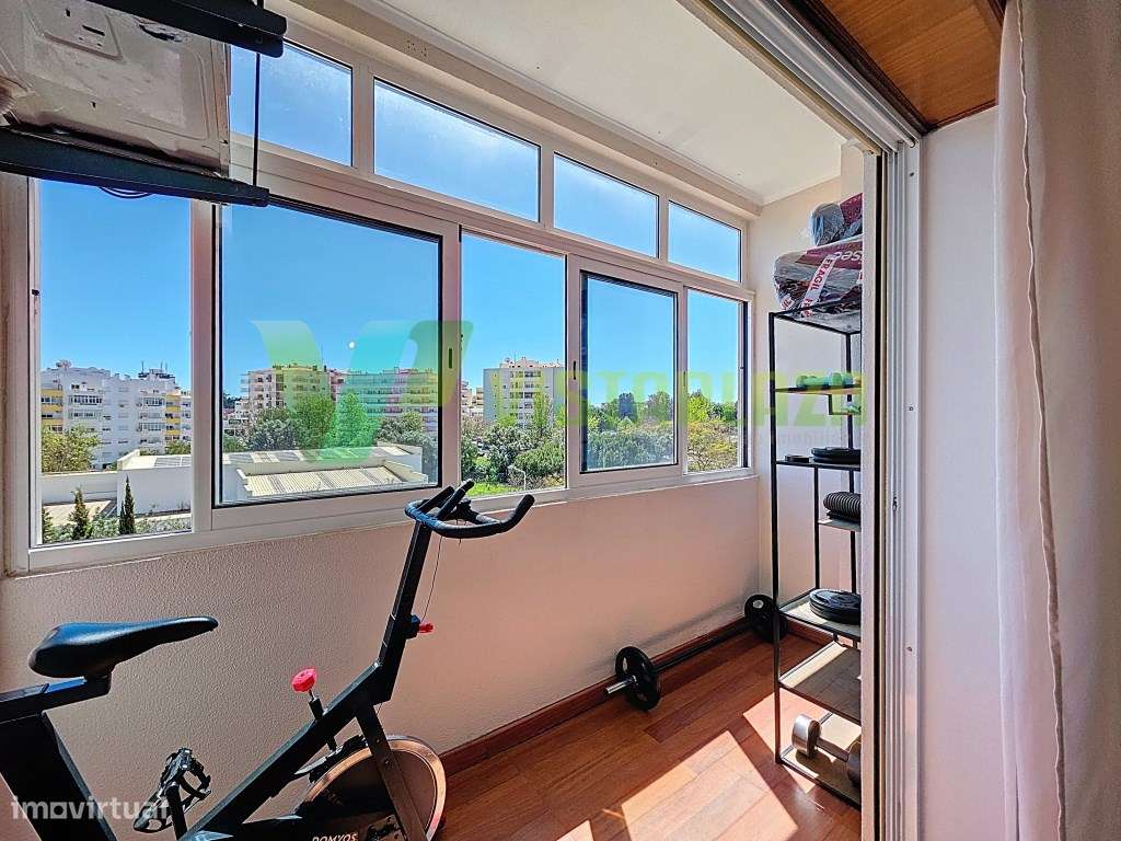 Apartamento T2 com duas casas de banho e espaço de garagem-16