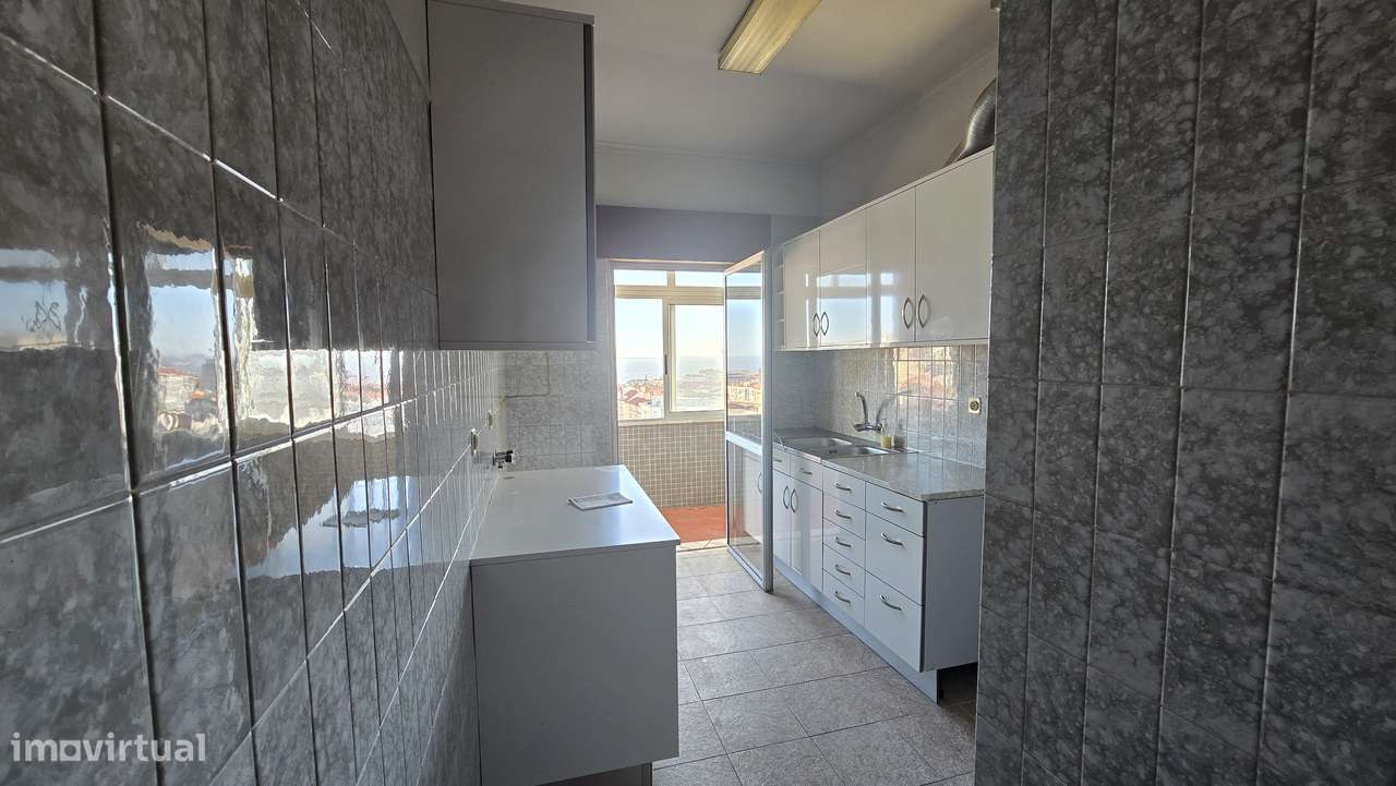 T4 com Vista de Sonho, 122 m² de Potencial Raro no Coração de Almada - Grande imagem: 2/10